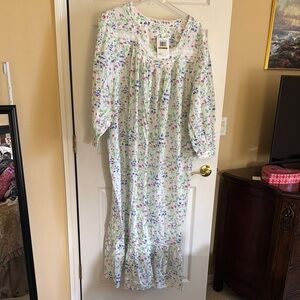 Brand new Eileen West long plus size cotton robe
